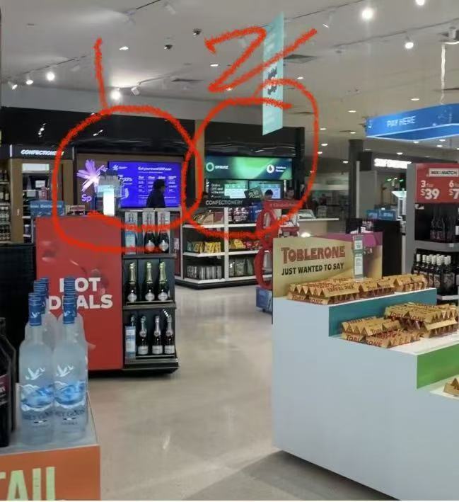 机场内 Spark 和 One NZ 电话卡柜台位置（红圈标注）